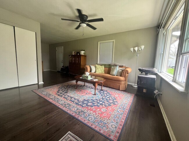 Foto del edificio - 3 Bedroom Home With A Large Fully-Fenced Yard