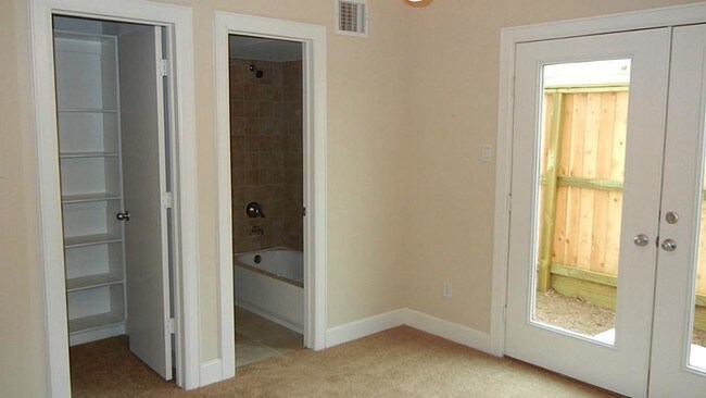 Building Photo - 11506 S Main St