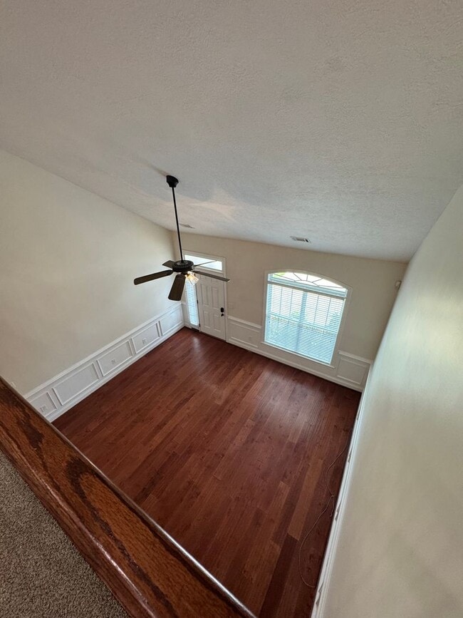 Foto del edificio - GORGEOUS EXECUTIVE TOWNHOME IN GATED COMMUNITY