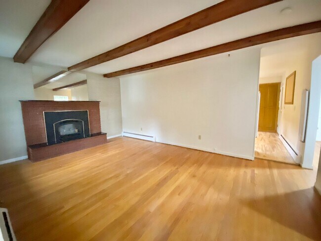 Building Photo - 4 Bedroom Home in Burlington VT Available ...