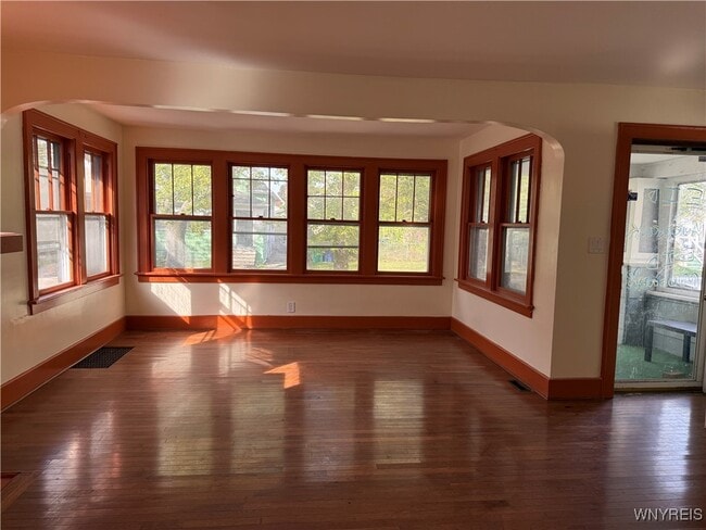 Building Photo - 549 Lisbon Ave