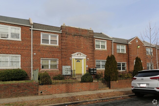 Building Photo - 1720 Capitol Ave NE