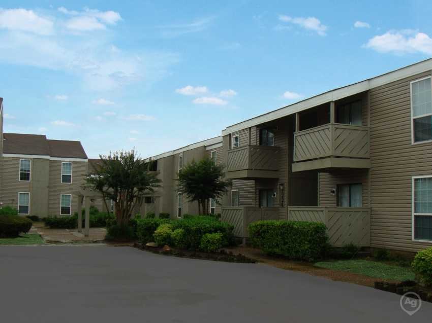 Building Photo - 1250 N Albert Pike Ave