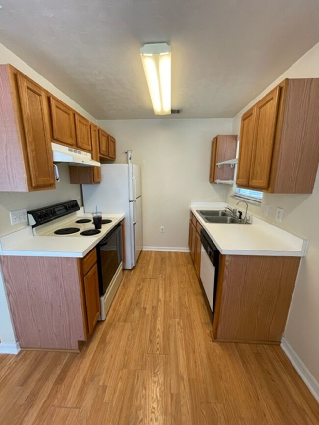 Building Photo - Spacious 1 Bedroom, 1 Bathroom Duplex