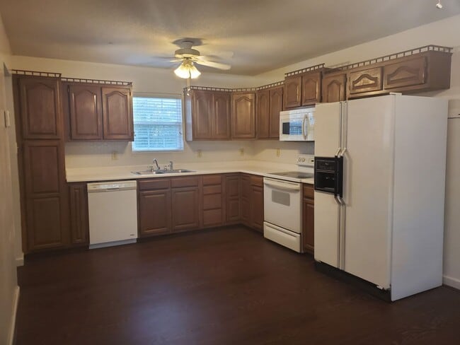 Building Photo - NEW LISTING! 3 Bedroom/ 2 Full Bath Home L...