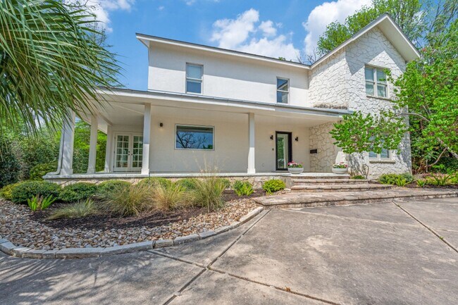 Foto del edificio - BEAUTIFUL TERRELL HILLS 5-BEDROOM HOME