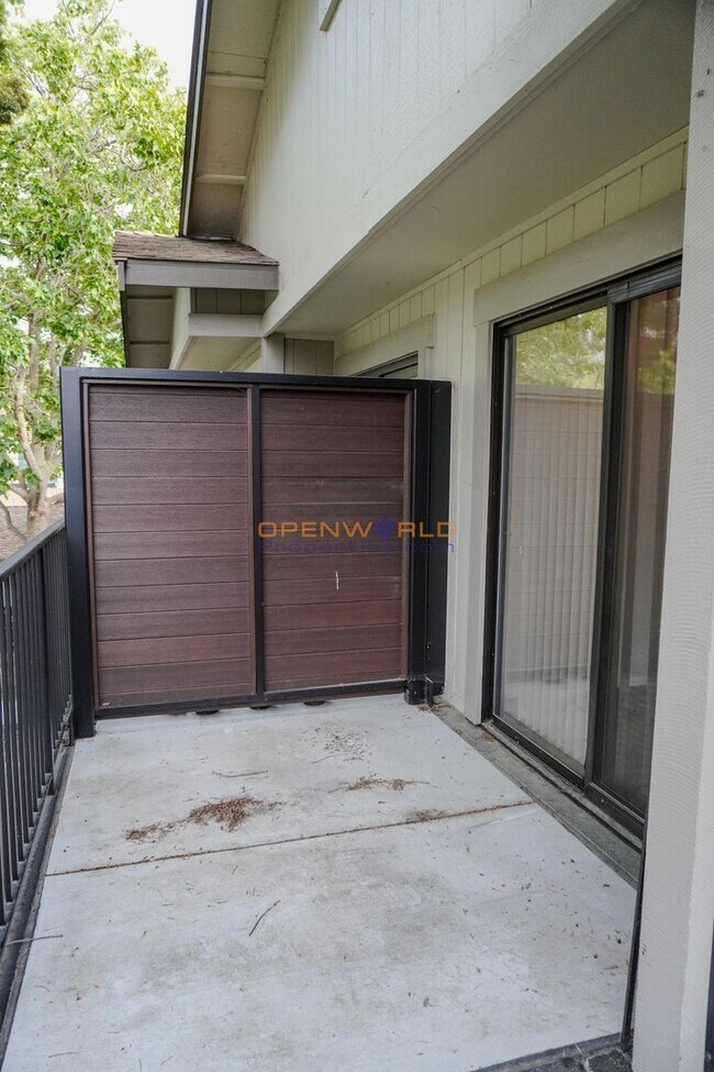 Foto del edificio - 2 Bed | 2 Bath | Light, Bright & Airy Cond...