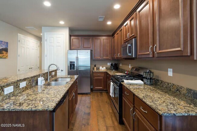 Foto del edificio - Elegant Presidio in the Pines Home! 5 Bed, 2.5 Bath + 2 Car Gar. & A/C! Students & Small Pets OK!...
