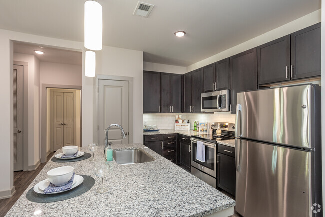 2BR, 2BA - 1046SF B2 - Kitchen - The Franklin at Crossroads