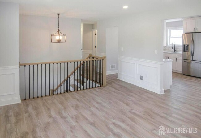 Building Photo - 156 Cliffwood Ave W
