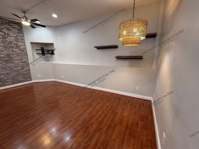 Foto del edificio - 220 W Market St