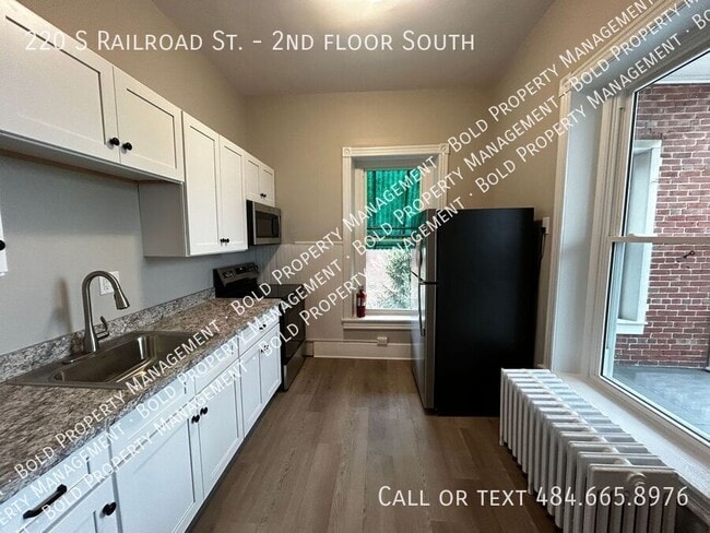Building Photo - 220 S Railroad St