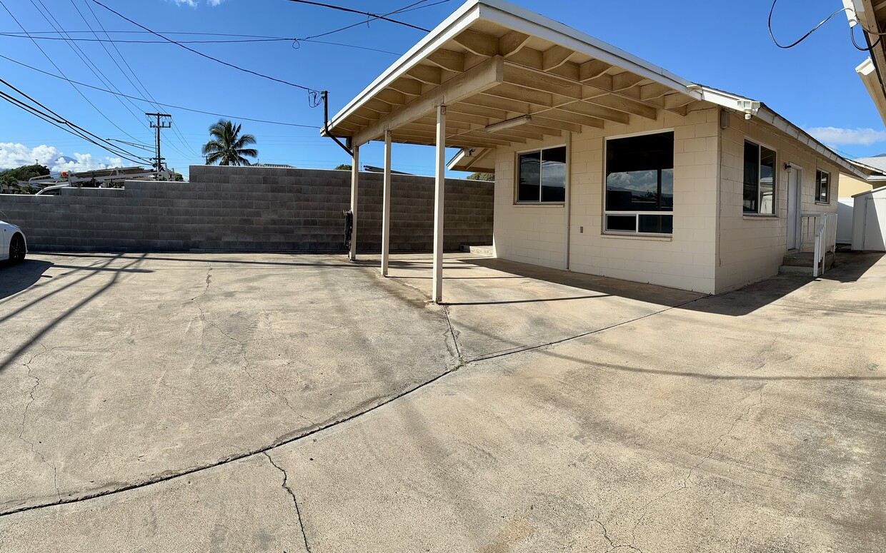 Carport with additional parking for guests - 200 Lono Ave
