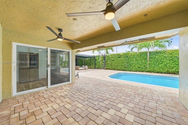 Foto del edificio - Northwest 9th Drive, Pembroke Pines, FL 33029 - 4 BR 2 BA single-family home