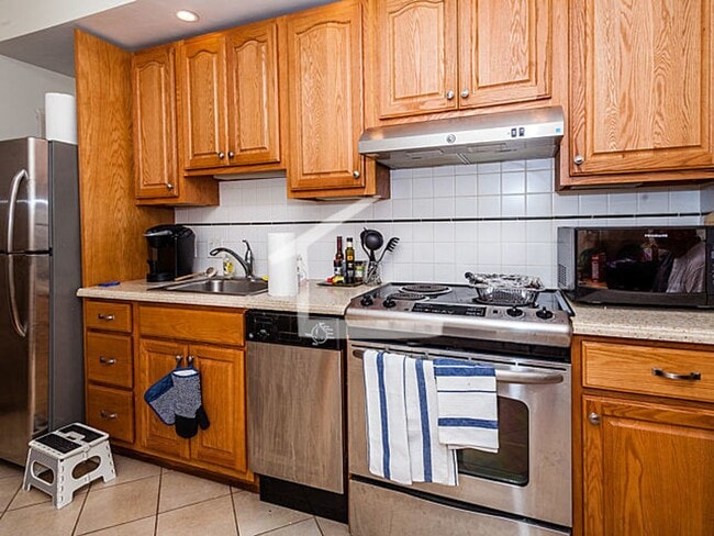 Nicely renovated, pet friendly 2 bed in the heart of Beacon Hill. - Nicely renovated, pet friendly 2 bed in the heart of Beacon Hill. House