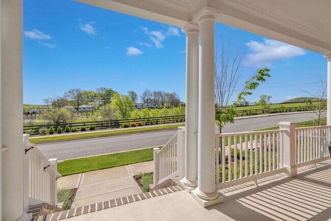 Foto del edificio - 3 bedroom home with 3.5 bathrooms and 2 Car Garage
