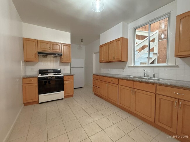 Building Photo - 714-716-716 35th Ave