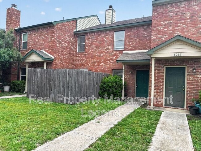 Photo - 3211 Roundtree Ln House