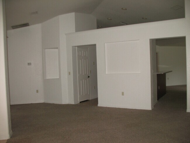 Foto del edificio - GREAT LOCATION! Four bedrooms, 3 Baths, Family Room