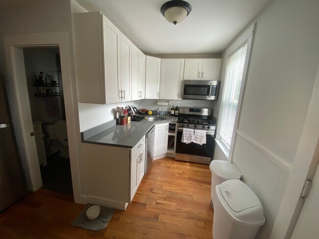 Building Photo - 254 Crescent St