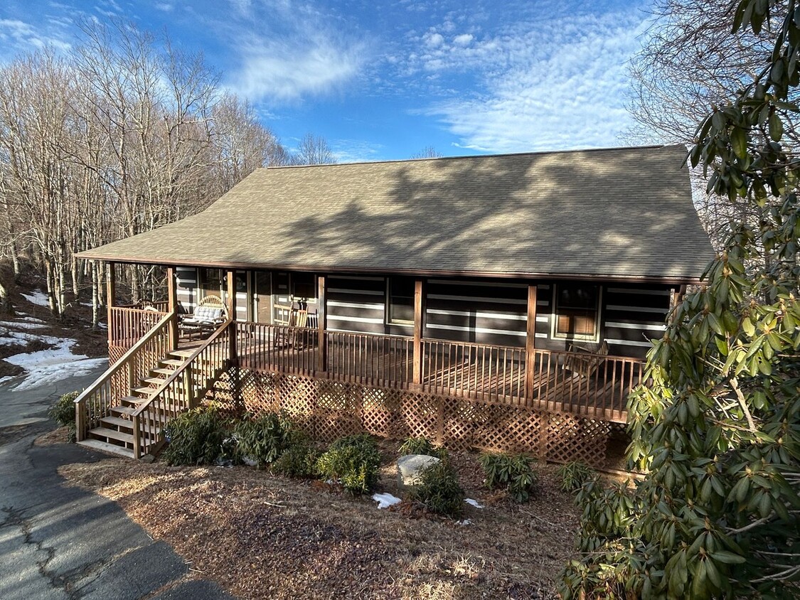 Foto principal - Spacious Log Home, Close to Campus, and wi...