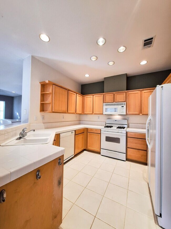 Foto del edificio - Beautiful 2-Story 2-Bd Condo With Attached...