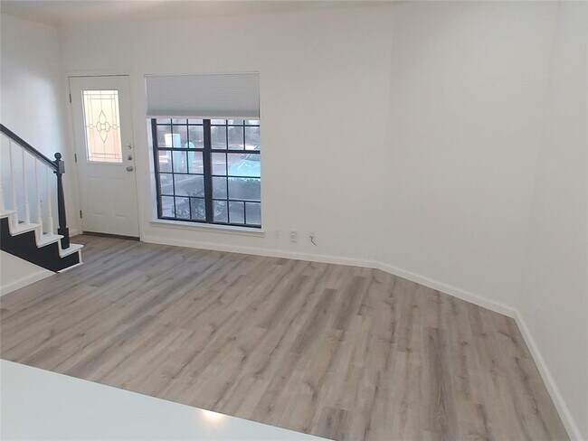 Building Photo - 1307 Kinney Ave