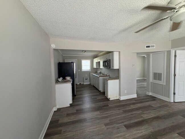 Foto del edificio - Bragg Court Apartment Available NOW!!
