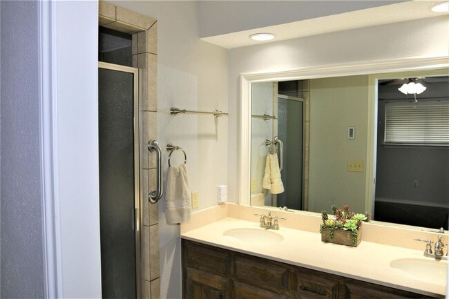Foto del edificio - 2203 Glen Forest Ln