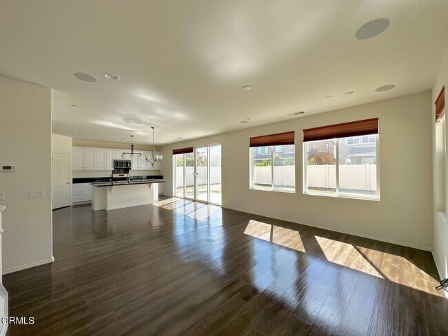 Building Photo - 682 Seine River Way