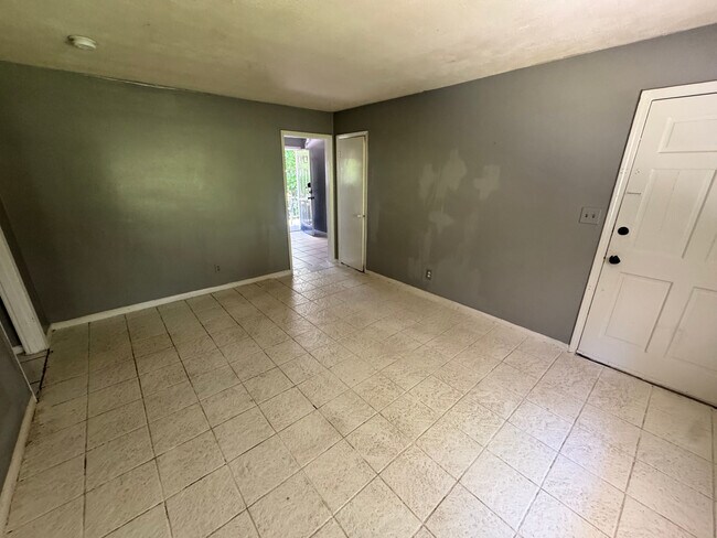 Foto del edificio - Room in Apartment on Allen Dr
