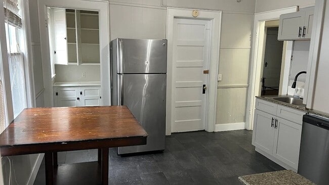 825-827 Westcott Street - 825-827 Westcott Street Apartment