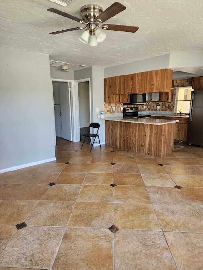 Foto del edificio - 2 Bedroom 2 Bath Home Fenced Backyard!! Ca...