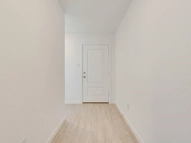 Building Photo - 1409 Merlin Blf St