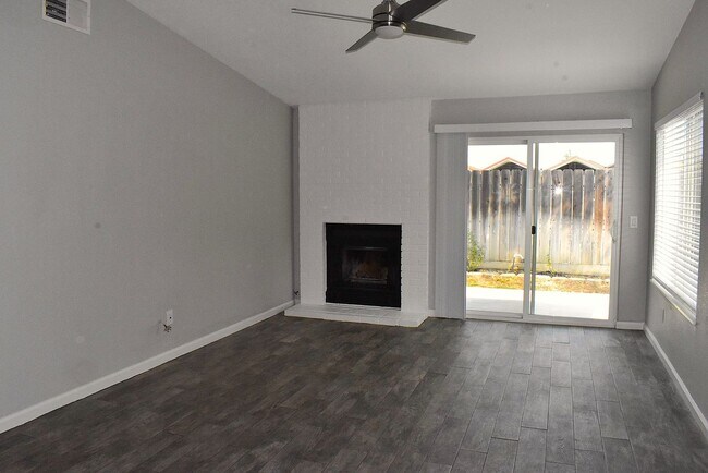 Foto del edificio - Tastefully updated home close to shopping and remodeled elementary school!