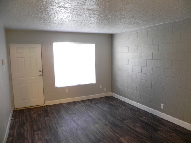 Building Photo - Home@Uptown! 2 Bedroom! Avaialbe Now!