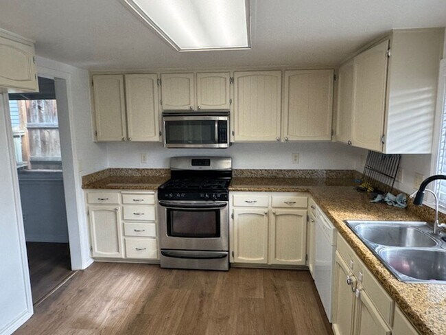 Foto del edificio - AVAILABLE NOW!!  LARGE, REMODELED 3 BEDROOM HOME / LARGE FENCED YARD