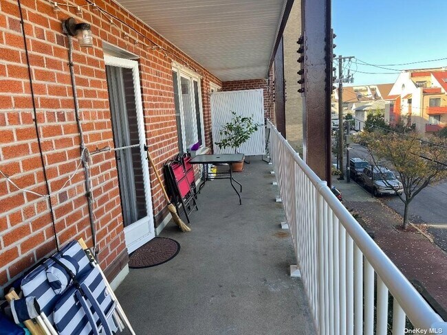 Foto del edificio - 666 Shore Rd