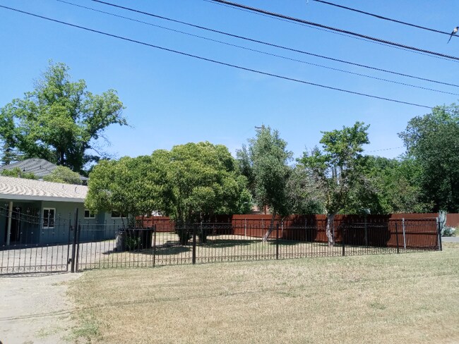 Foto del edificio - 1753 Los Robles Blvd