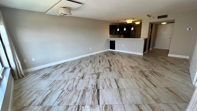 Building Photo - 3000 E Sunrise Blvd