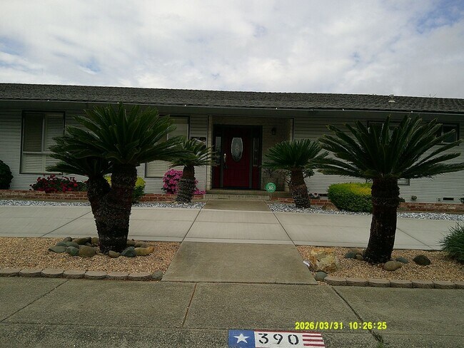 Foto del edificio - 390 S Almond St