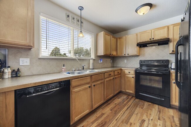 Foto del edificio - Bright and spacious 3 bed/2.5bath + unfini...