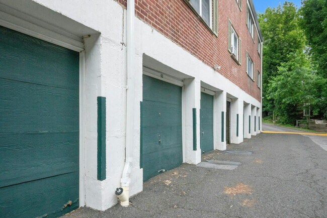 Building Photo - 580 Bedford Rd