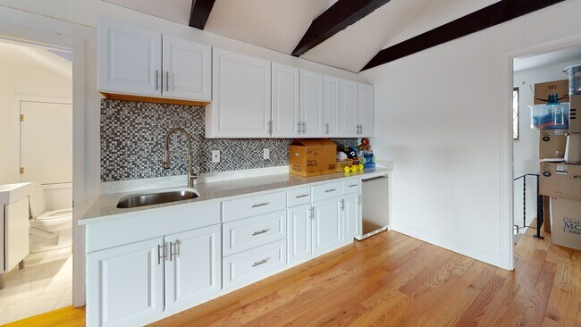 Building Photo - 22-24 Broadlawn Park