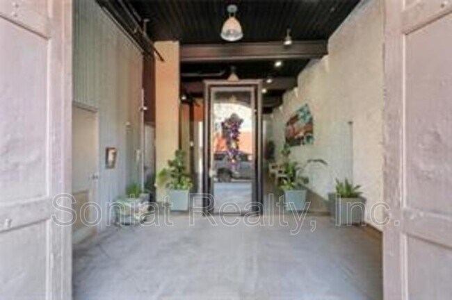Building Photo - 402 Julia St