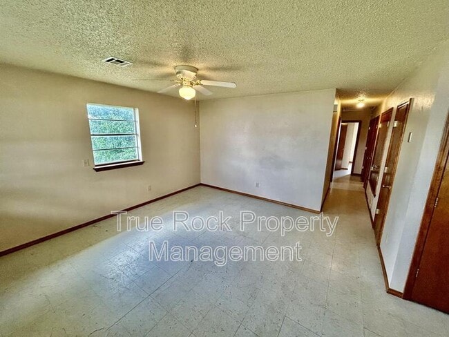 Building Photo - 1228 N Texas Ave