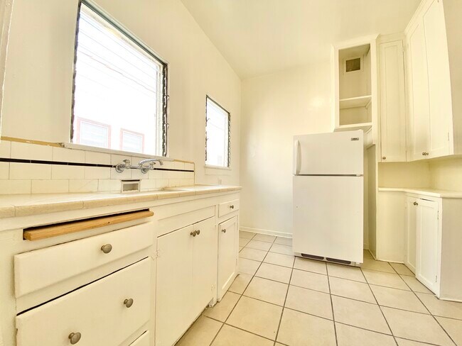 Building Photo - 426 N Curson Ave