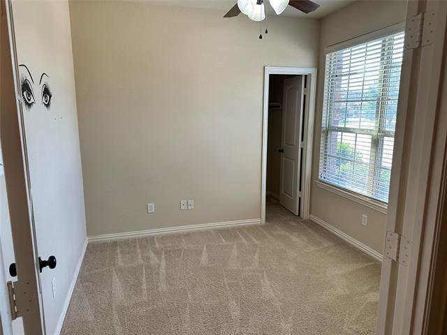 Foto del edificio - 1013 Lake Grove Dr