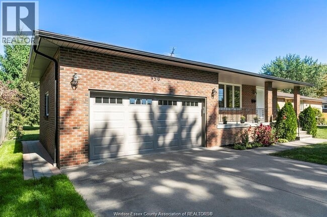 Building Photo - 950 Kennedy Dr W