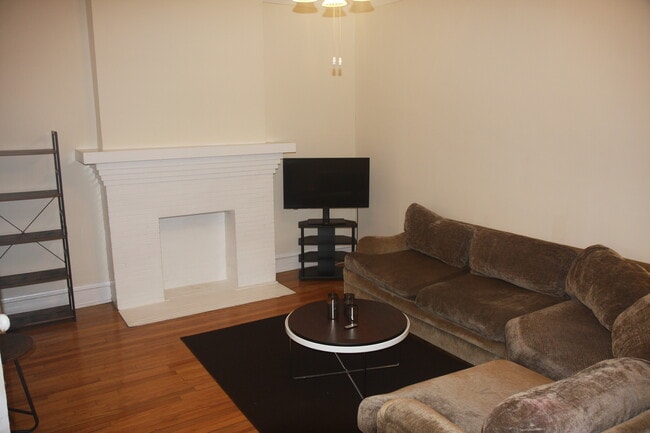 Vista de la sala de estar con el televisor y el sofá. El módem de cable está ubicado en la sala de estar. - 1415 W Rosemont Ave
